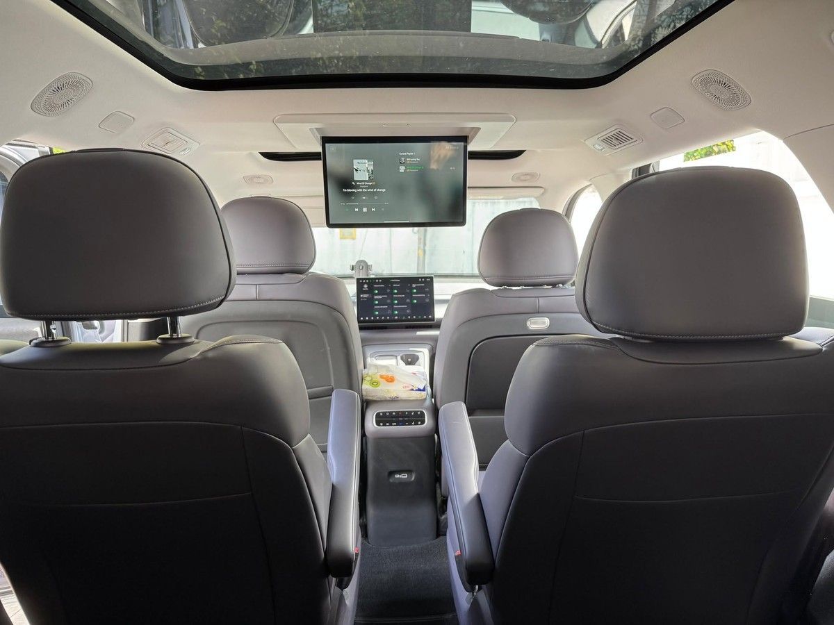 Inside the Leapmotor C16: rear seats, cabin screen and panoramic roof